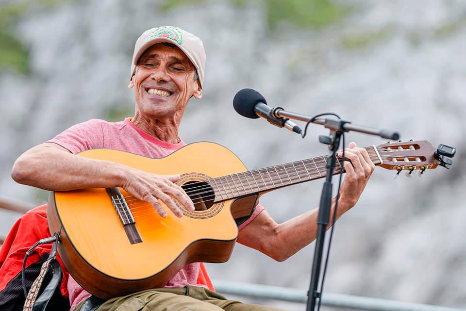 Manu Chao fa impazzire i quasi 5.000 presenti sul Monte Canin