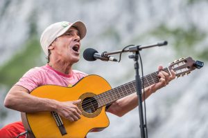 Manu Chao incanta le quasi 5.000 persone salite "al buio" sul Monte Canin